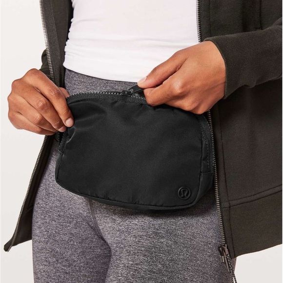 Lululemon Everywhere Belt Bag *1L
Black NWT - Picture 1 of 6